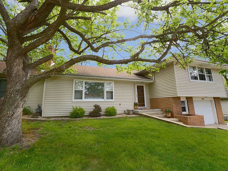 Listing photo 2