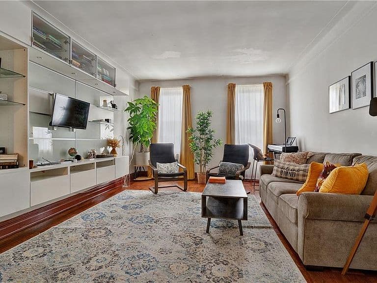 Listing photo 2