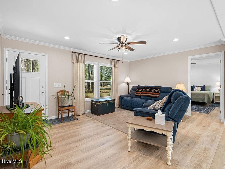 Listing photo 4