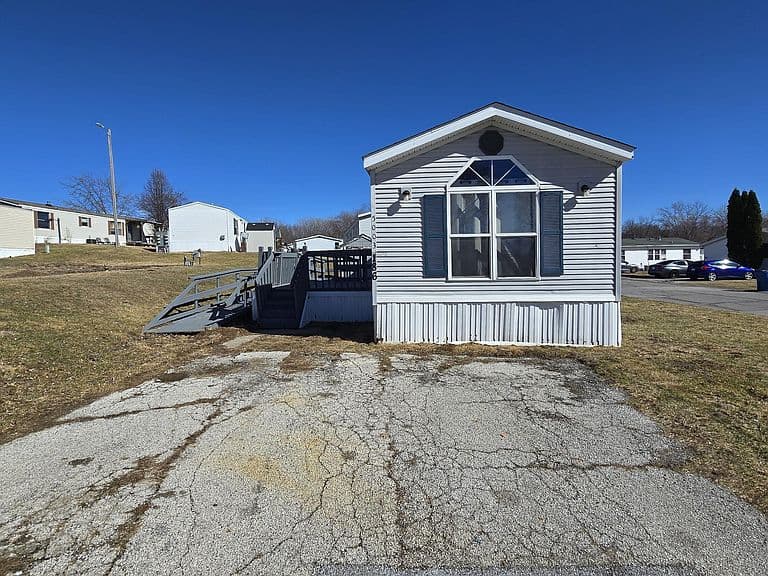 Listing photo 2