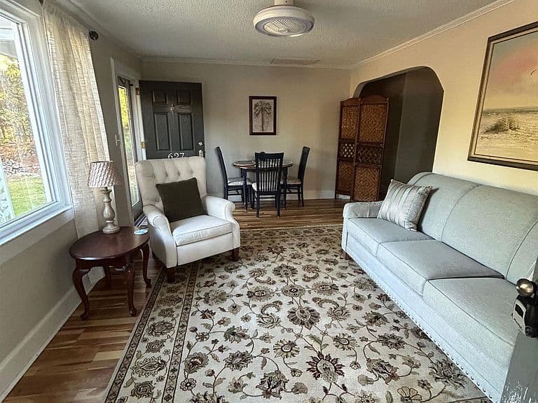 Listing photo 4