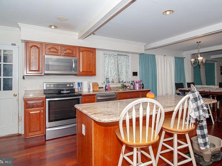 Listing photo 5