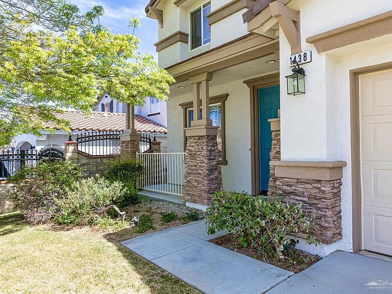 Listing photo 2