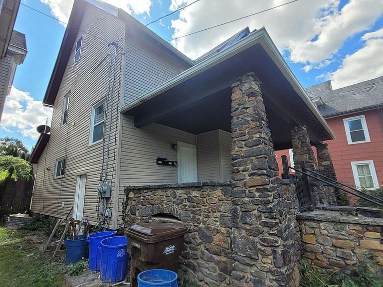 Listing photo 2