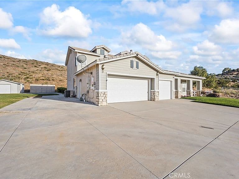 Listing photo 3
