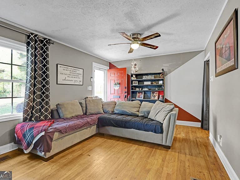 Listing photo 3