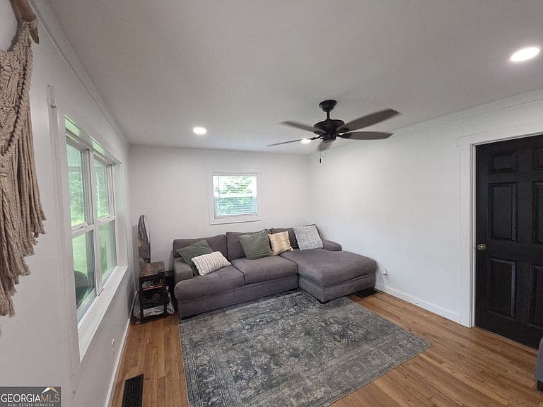 Listing photo 5