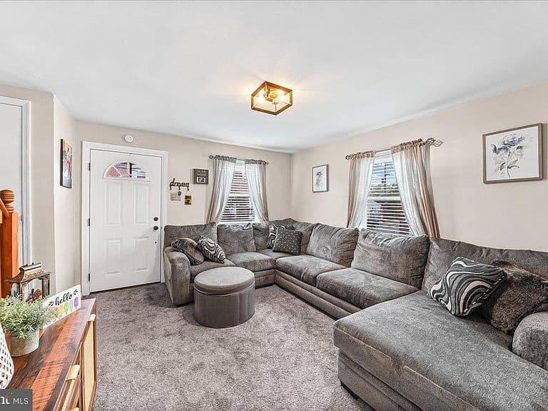 Listing photo 3