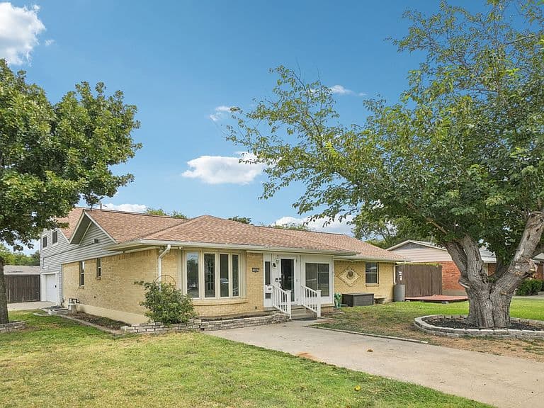 Listing photo 3