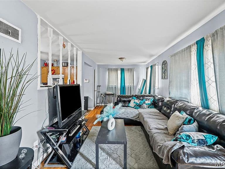 Listing photo 3