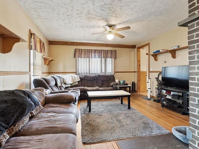 Listing photo 5