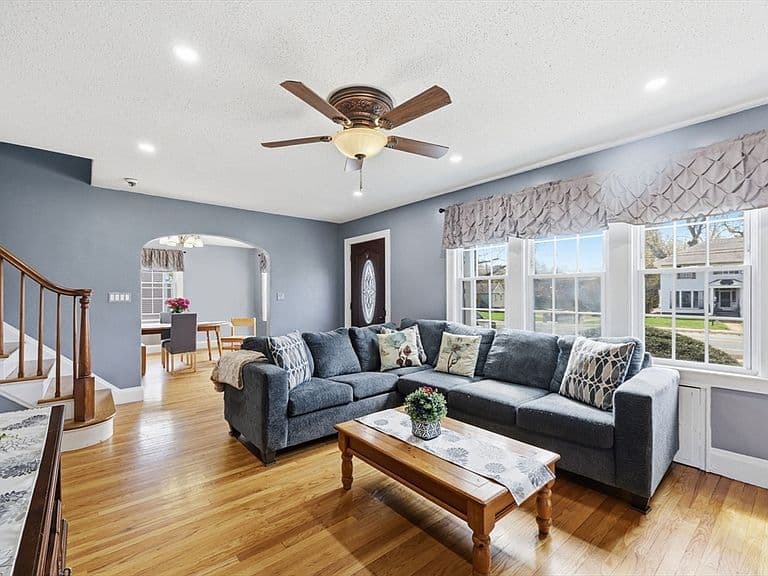 Listing photo 3