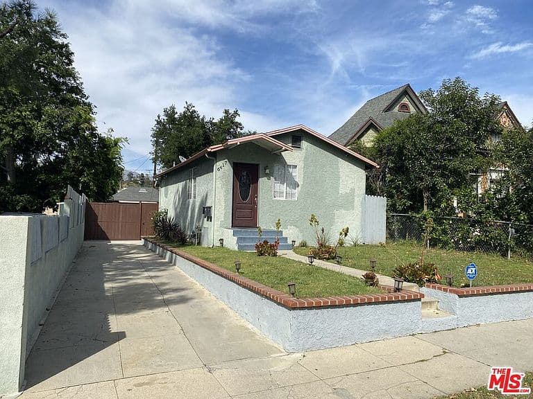 Listing photo 2