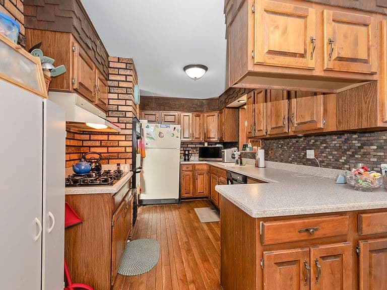 Listing photo 5
