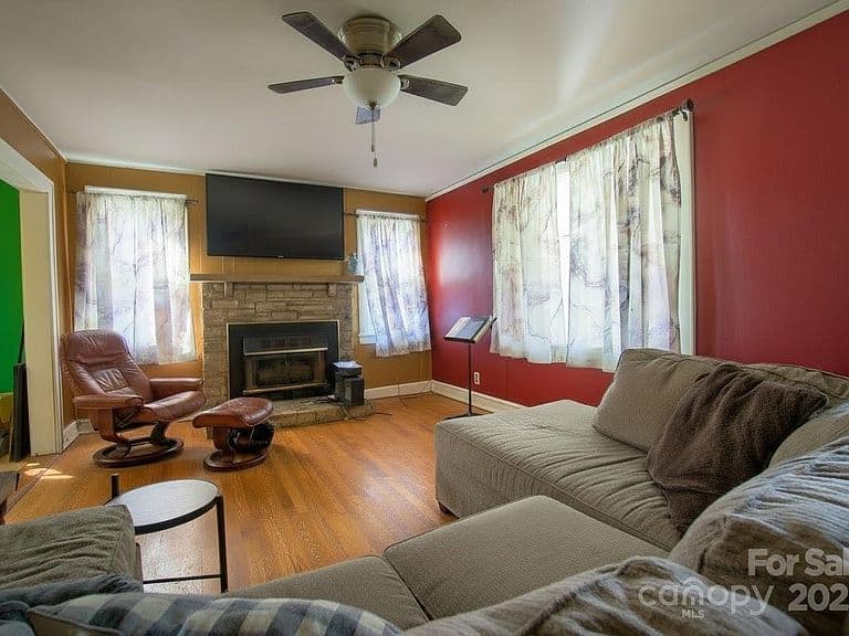 Listing photo 5