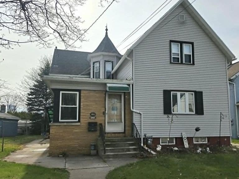Listing photo 2