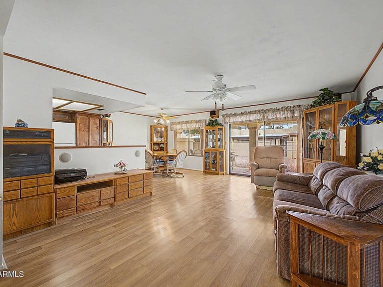 Listing photo 5