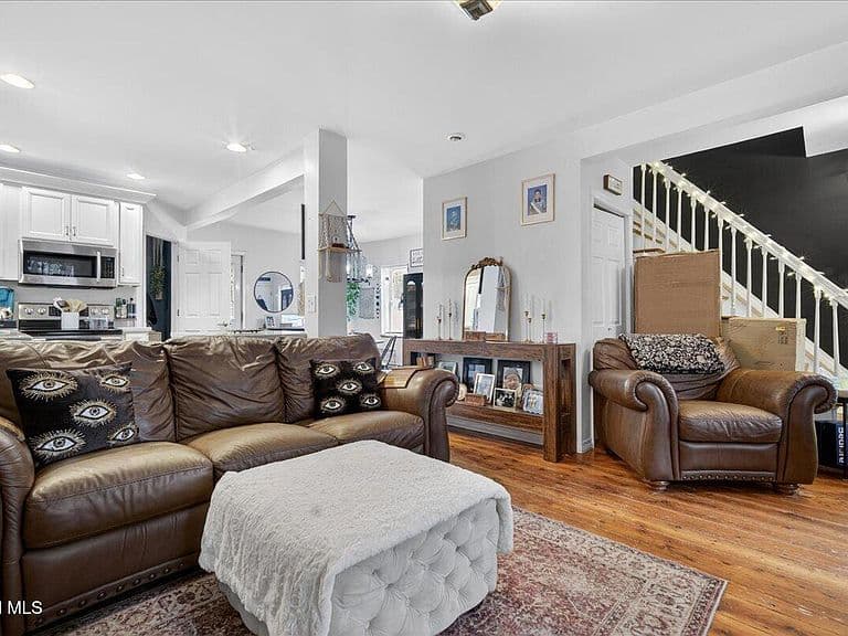 Listing photo 4