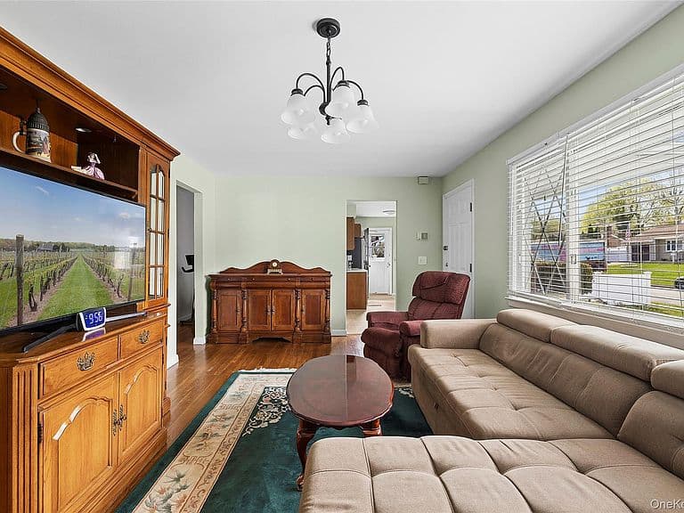 Listing photo 3