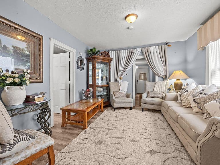 Listing photo 5