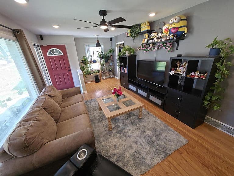Listing photo 2