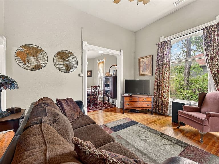 Listing photo 5