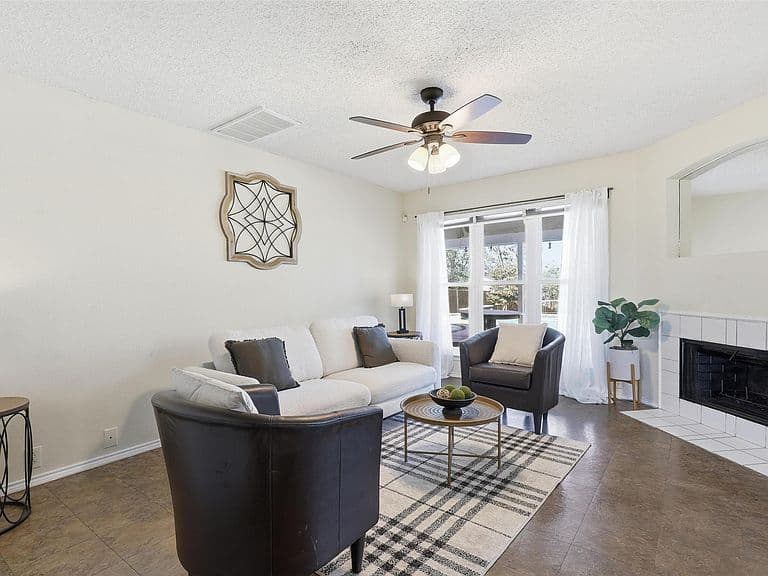 Listing photo 3