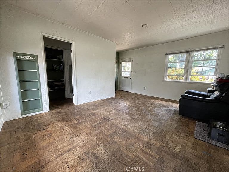Listing photo 5
