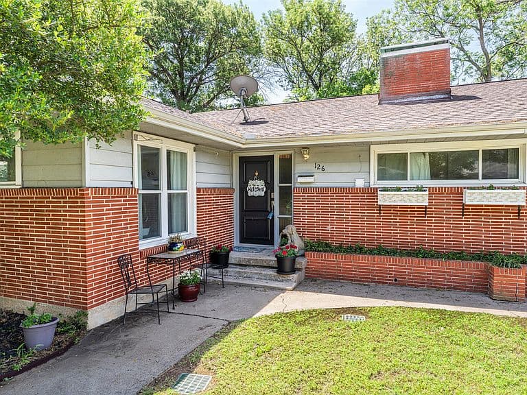 Listing photo 2
