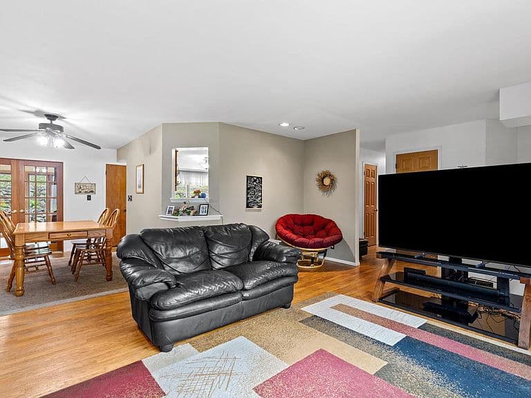 Listing photo 5