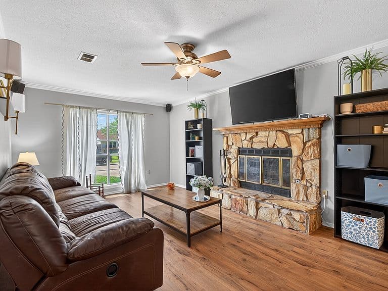 Listing photo 3
