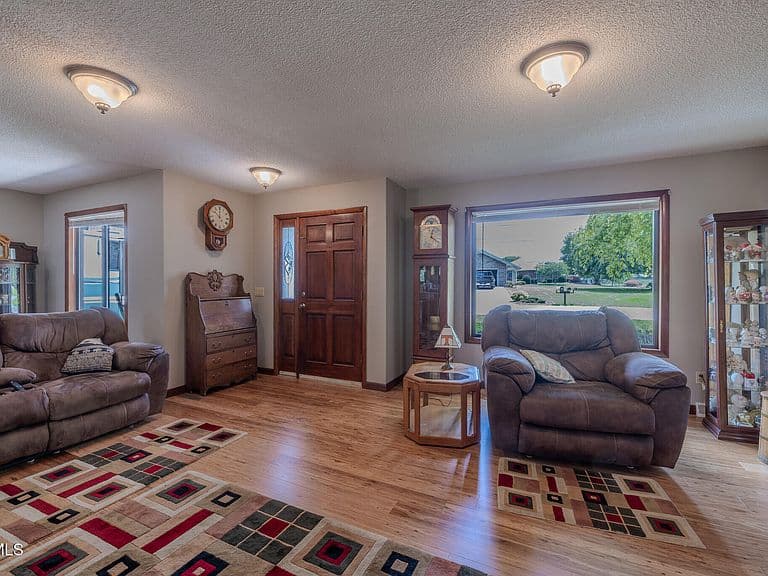 Listing photo 5
