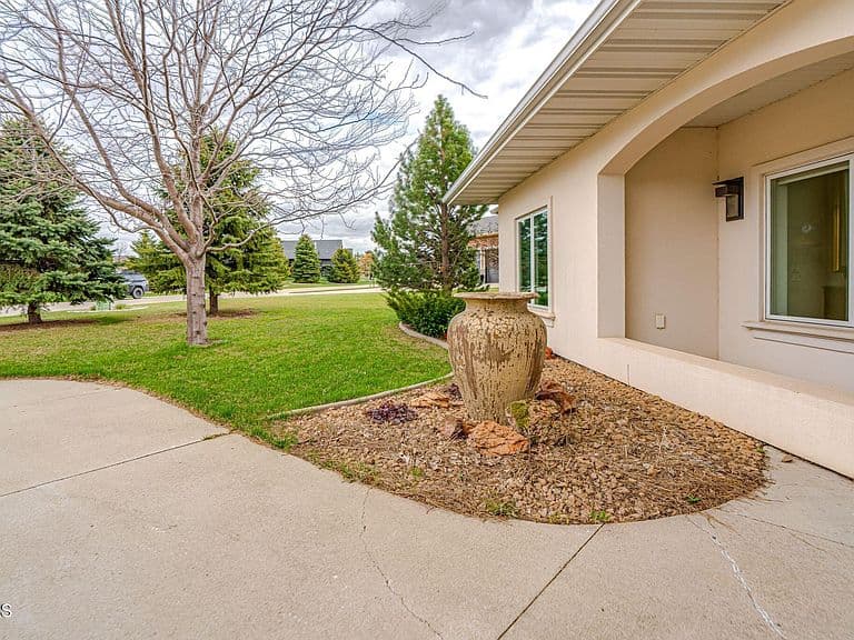 Listing photo 3