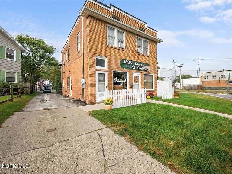 Listing photo 2