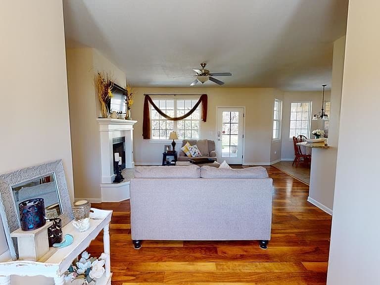 Listing photo 5