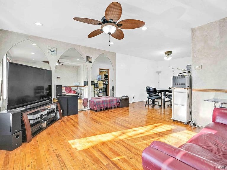 Listing photo 4