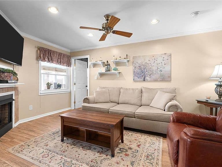 Listing photo 3