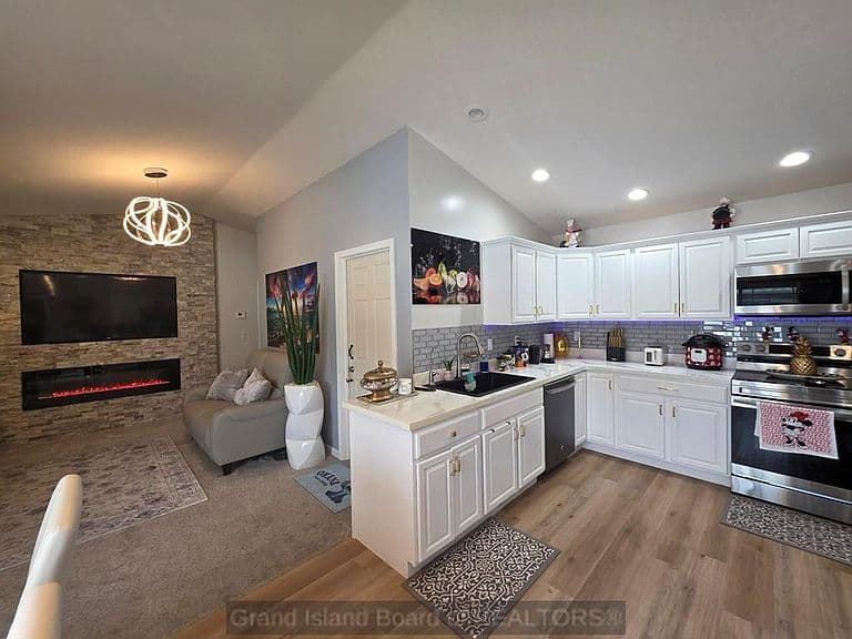 Listing photo 3