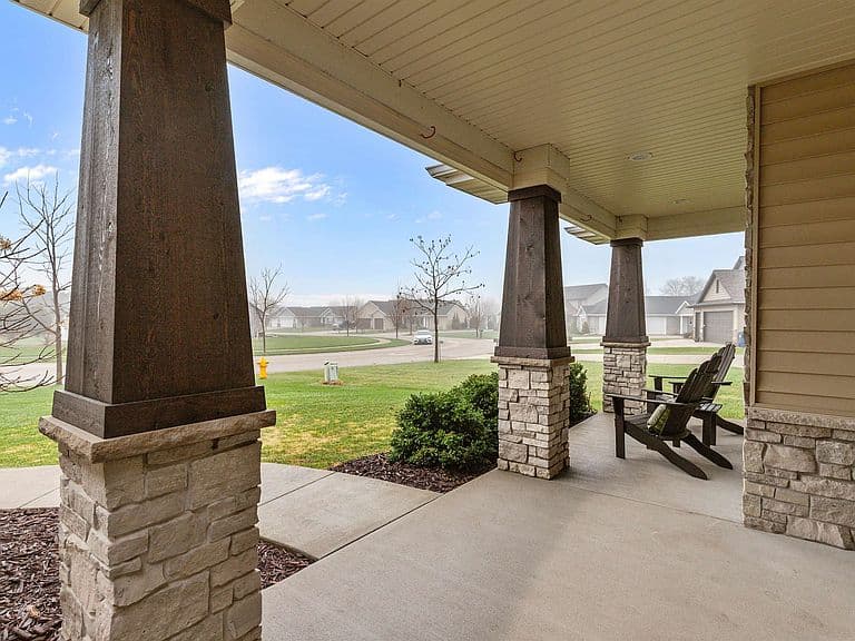 Listing photo 2