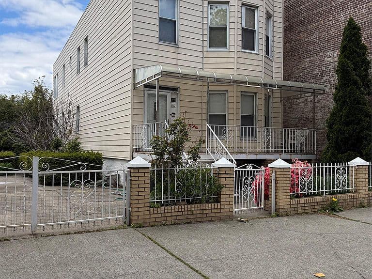 Listing photo 2