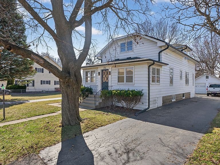 Listing photo 2
