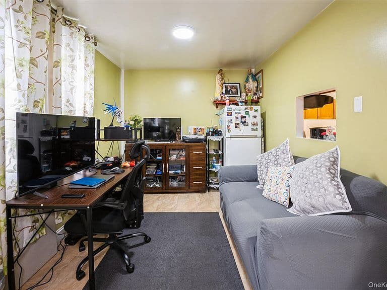 Listing photo 5