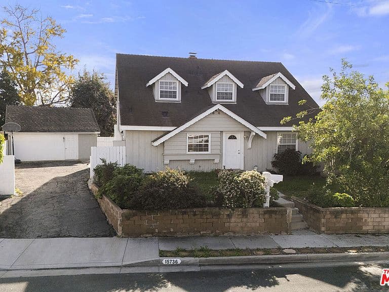 Listing photo 2