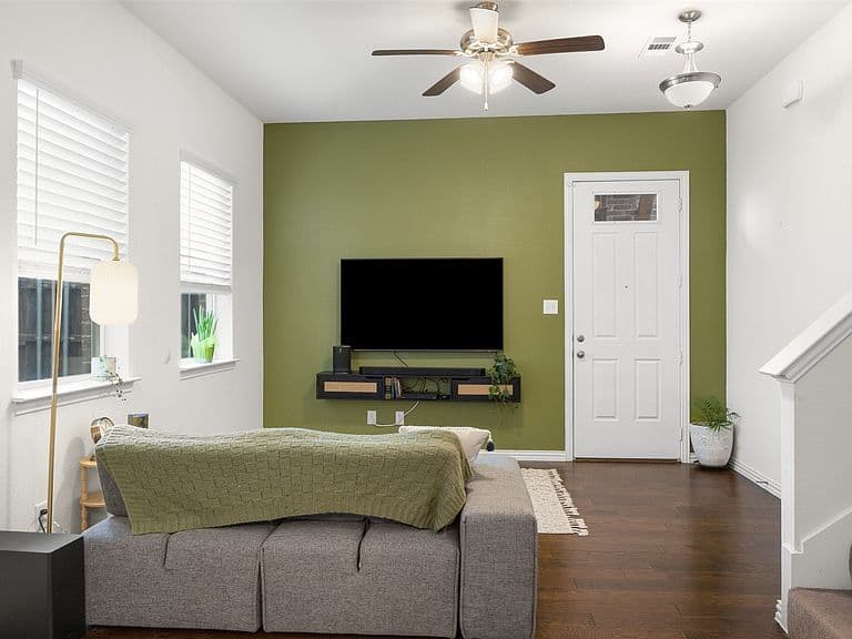 Listing photo 5