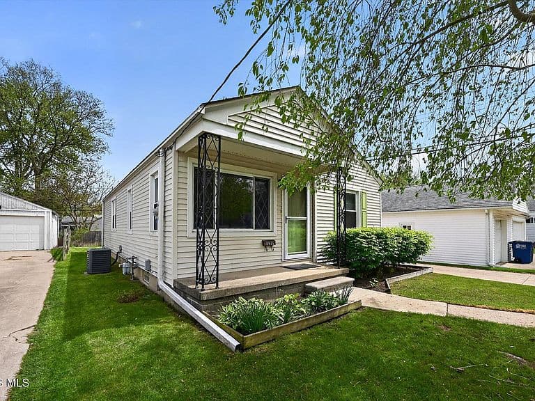 Listing photo 2