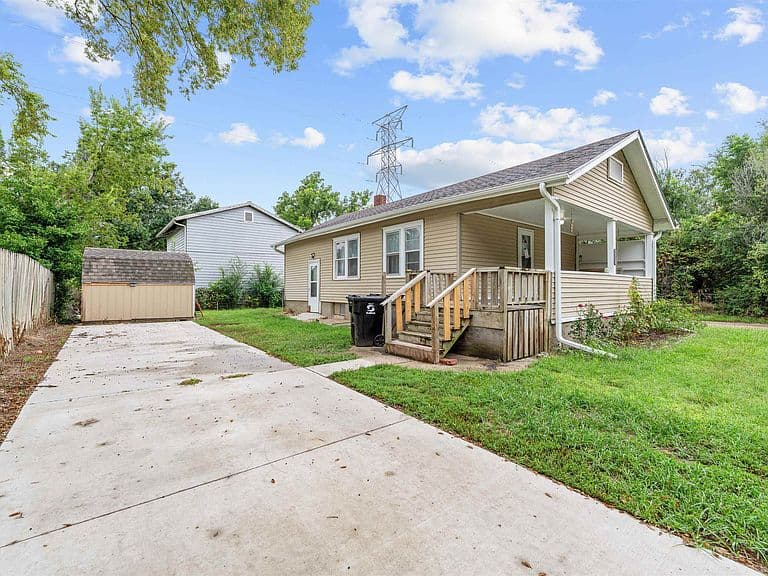 Listing photo 2