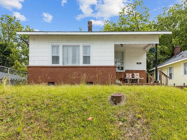 Listing photo 2