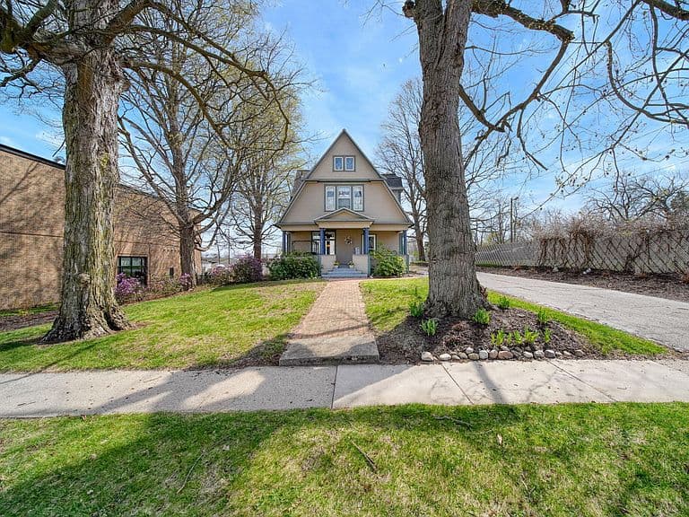 Listing photo 3