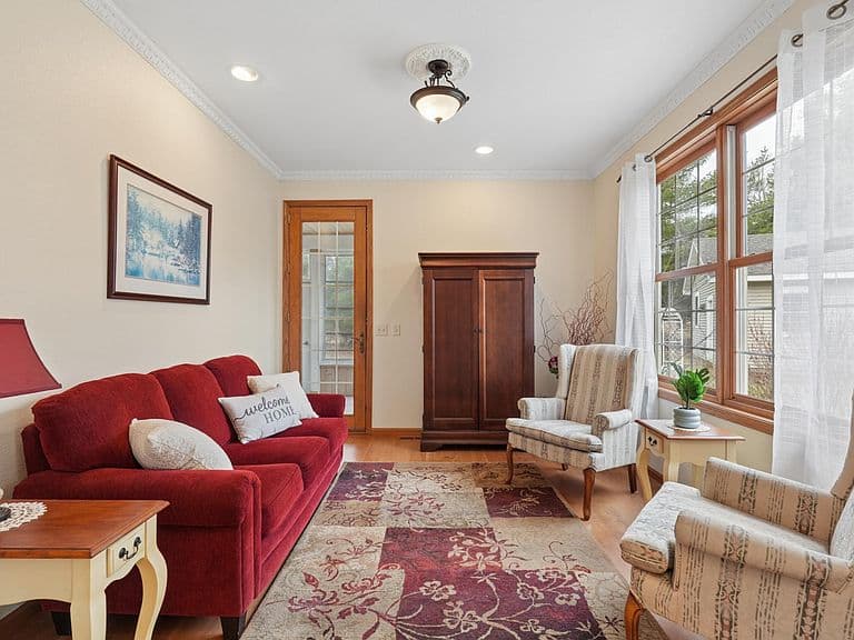 Listing photo 2