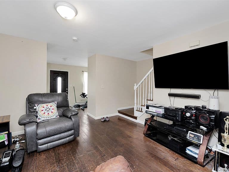 Listing photo 5